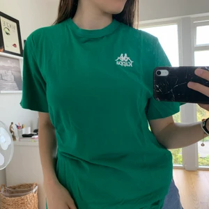Kappa tröja  - Grön oversized tröja, med tryck på baksidan. väldigt fint färg, perfekt för sommar! 