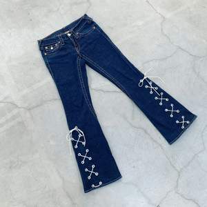 True Religion secondhand-jeans med vit snörning. Designade av Ezzie i samarbete med Ebba Martin. (Shipping only within Sweden)