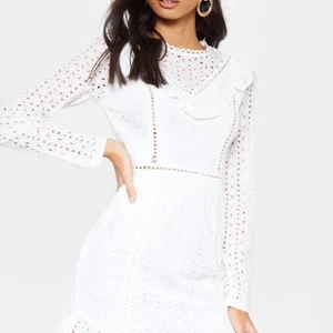 Vit klänning  - Klänning från plt, använd 2 gånger. Säljs för att den aldrig kommer till användning. Storlek är mellan XS och S💗