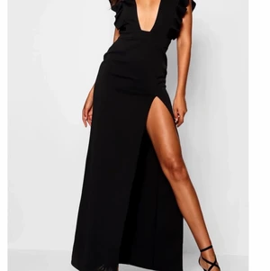 Urringad långklänning - Supersnygg urringad långklänning, helt oanvänd!🌻 säljer då jag äger en identisk i annan storlek som jag använde på min studentgala (bild två) 💫 sitter hur bra som helst!