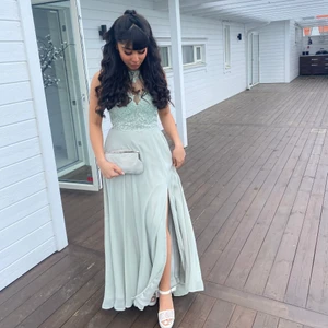 Balklänning, använd i ett par få timmar  - Säljer min älskade balklänning från Dressroom som jag använt i endast ett par få timmar. Jag är 163 cm och mina klackar var ca 7-10 cm höga. Både med och utan klackar satt klänningen fint ! Klänningen är såklart i gott skick och i as bra kvalite!! 