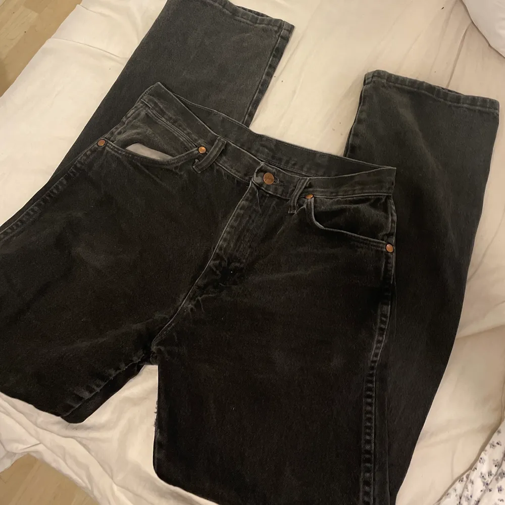Svarta wrangler jeans köpta på beyond retro för 400, använda och lite slitningar som kan skickas på bild, annars bra skick. Raka i modellen och jag är 162. Jeans & Byxor.