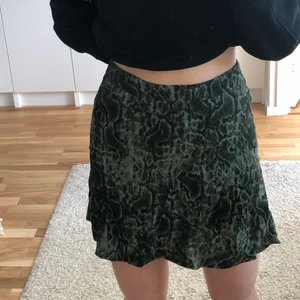 Kjol från Mango - En kort kjol från Mango som är uppsydd och även insydd i midjan. Är storlek S men skulle säga att den är mellan XS och S. Köpare står för frakt.