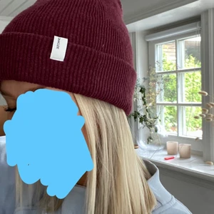 Mössa samsœ samsœ - Vinröd superfin och trendig mössa! Perfekt att köpa redan nu så man slipper köpa till hösten! Säljes billigt!