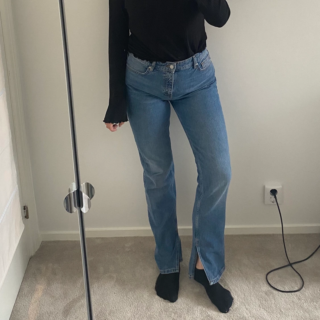 Raka jeans med slits från Mango