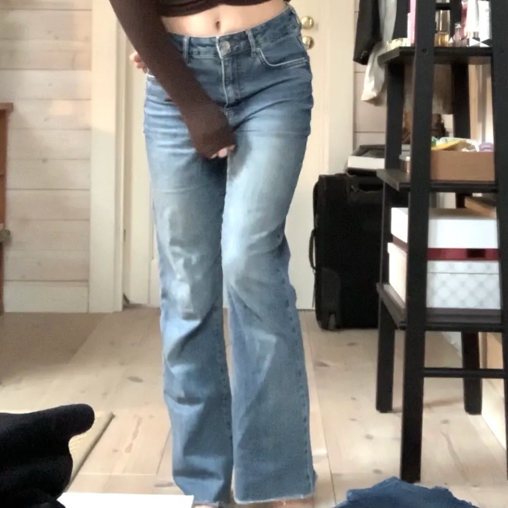 Ett par skitsnygga y2k jeans som e vida med bootcut❤️❤️ säljer då de är lite stora på mig (de pssar strl 36). Jeans & Byxor.