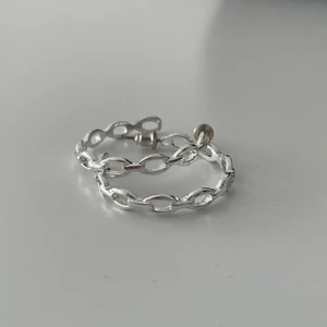 Tuffa ”hoops”  - Coola örhängen som liknar ”kedjor”. Aldrig använda så de är i nyskick! Hör av dig om du är intresserad(: 