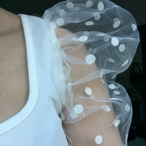 Puppärmad tröja - Säljer min oanvända tröja. Som sagt aldrig används och därför varken fläckar eller hängande trådar. Storlek XS men är väldigt töjbar så hade passat en med stl S också. Köparen står för frakt om det inte finns möjlighet till att mötas.