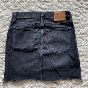 Jeans kjol från levis knappt använd legat i en flyttlåda ett tag bara😅 nypris 500kr storlek 23 passar xxs-s 