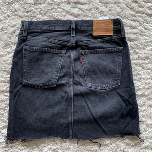 Levis kjol - Jeans kjol från levis knappt använd legat i en flyttlåda ett tag bara😅 nypris 500kr storlek 23 passar xxs-s 