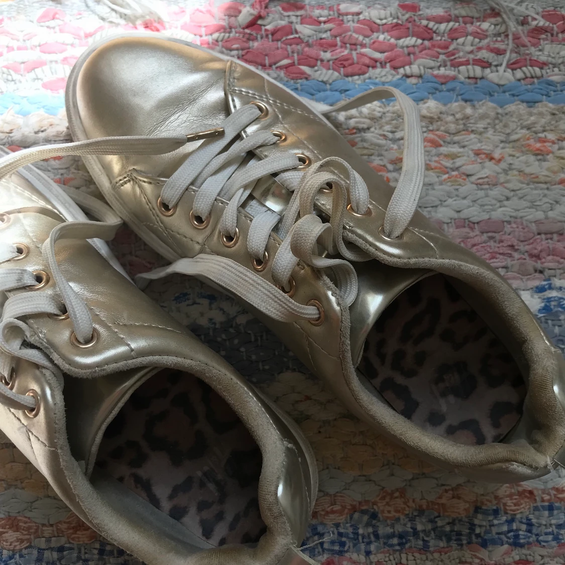 Guldfärgade skor - strl 36 - 90