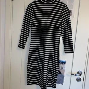 Randig klänning - Randig klänning, knappt använd. Köparen betalar frakten.