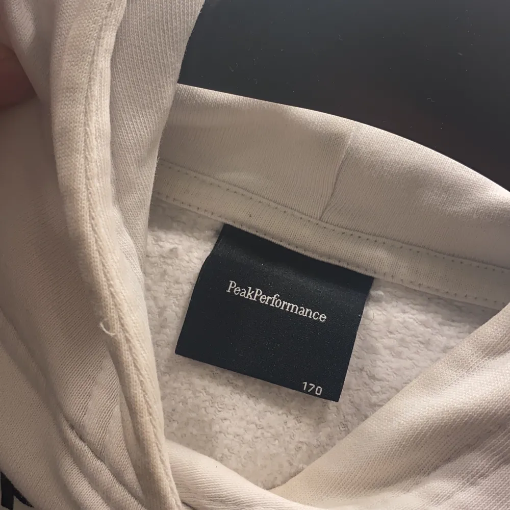 Jättefin Peak hoodie som inte kommit till användning längre. Har en fläck på fickan, men annars i fint skick. Skriv vid intresse, köparen står för frakt💞. Hoodies.