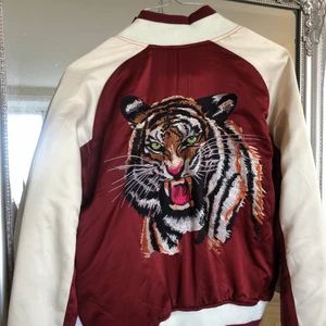 Jacka från Urban Outfitters - Köpt på Urban Outfitters från märket silence + noice.