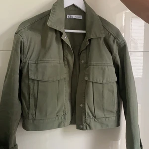 Zara jacka - Super fin jacka som är i en snygg grön färg, väldigt bra skick!