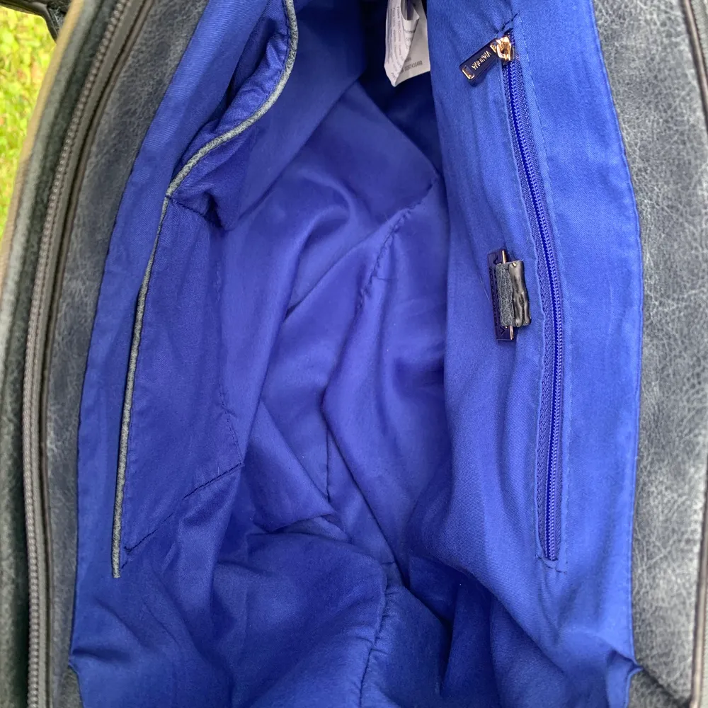 Kamouflagemönstrad handväska som är köpt på second hand, rymmer mycket med tre fickor, skicka dm för mer bilder. Hör av dig för frakt. Väskor.