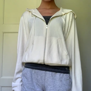 Vit tunt stickad hoodie från Zara strl M - Vit tunt stickad hoodie med zip up från Zara i storlek Medium. Använd väldigt få gånger så i mycket fint skick. Köparen står för frakten, inräknad i priset!🤩