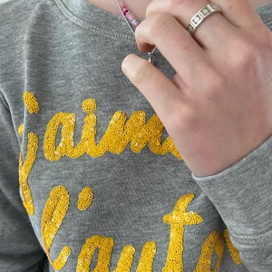 Grå collegetröja - Grå collegetröja med fransk paljettext💛✨ 