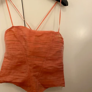 Topp - Super snygg topp. I strl 38 men passar en 34 eller 36. Stängs med en dragkedja på sidan! På lappen står det att den kosta 500kr på rea men 785kr ordinarie pris.