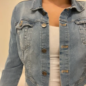 Croppad jeansjacka  - Super snygg croppad jacka från hm. Storlekslappen är borta men passar mig med S. 