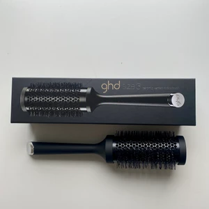 Fönborste/rundborste - Säljer en endast testat ghd rundborste. Alltså nyskick. Säljer bara pga att jag inte orkar lära mig att få det att funka med min hårtyp. Size 3, passar för långt hår. Nypris 319kr. Kan mötas upp i Umeå. Köparen står för frakt.
