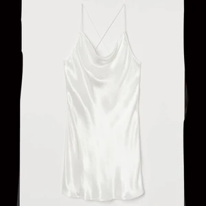 Silkesklänning - Intressekoll på min så fina, helt slutsålda klänningen ifrån H&M i storlek 36 aldrig använd och prislappen sitter kvar 💗💗 buda ifrån 200 💗