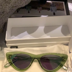 Chimi #006 Kiwi Spegelglas - Säljer dem då jag aldrig har använt dem och dem har bara legat i garderoben. Riktigt coola och perfekta till sommarn