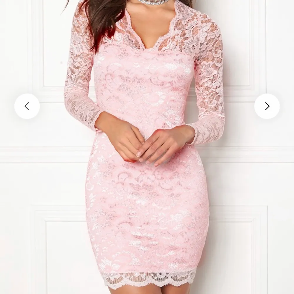 Jättesöt rosa spets klänning ifrån bubbelroom, använd endast 2-3 ggr så i fint skick. Den är glansig i tyget som man ser på första bilden 💕✨. Klänningar.