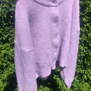 Pastell lila stickad kofta - Pastell lila stickad kofta från HM. Använd 1 gång