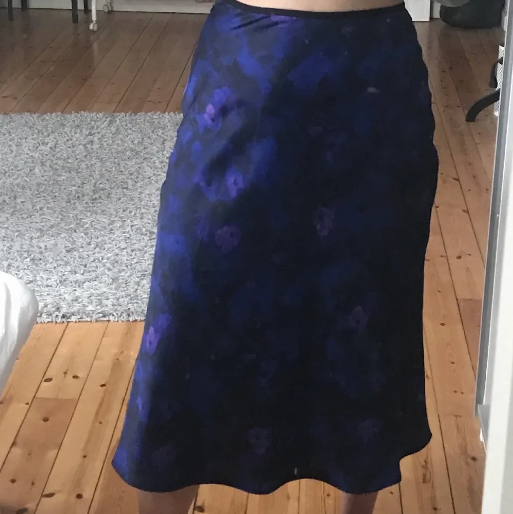 Säljer denna fina kjol från arket som tyvärr inte kommer till användning:/ Kjolen har några slitningar där bak som man kan se på tredje bilden!💕. Kjolar.