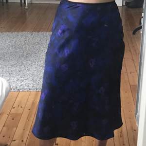 Säljer denna fina kjol från arket som tyvärr inte kommer till användning:/ Kjolen har några slitningar där bak som man kan se på tredje bilden!💕