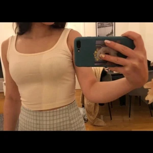 Croppad Topp 🤍 - En fin beige topp från Shein. Storlek XS! 💗 Ändast provad aldrig använts 👎 Frakt ingår inte. DM för fler bilder eller frågor 🥰🥰