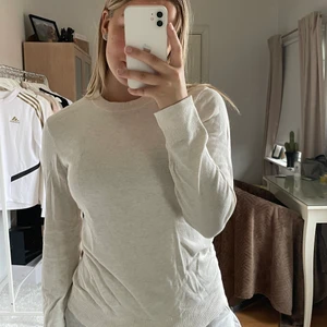 Tröja - Beige tröja från H&M herr avdelning. Använd 1 gång sedan legat i garderoben.