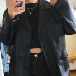 Läderjacka vintage  - Läderjacka från 80/90-tal, i perfekt skick 👏 skulle aldrig sälja om det inte var så att den var för stor för mig. Står storlek L på lappen, passar nog S,M,L beroende på hur man vill att den ska sitta 