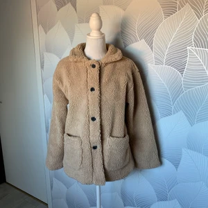 Gina Tricot teddy jacka - helt ny (använt bara en gång) jacka från gina, säljer pga texten - skriv privat om du vill ha mer bilder eller om du har en fråga :)