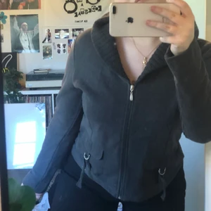 Mörk blå/grå tröja M - Knappt använd thriftad sweatshirt med dragkedja. Kort i modellen & skitsnygg om du vill att den ska sitta ovanför navel/höfterna. Passar många stilar och går att ha till både låg & högmidjade byxor ^^