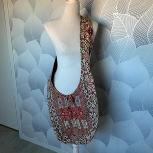 Axelväska från Egypten - helt ny oanvänd axelväska som jag har köpt när jag var i Egypten, jätte snygg med en liten säck inuti och kan användas för picknicken, säljer pga jag köpte för många av samma väska - skriv privat om du vill ha mer bilder eller om du har en fråga :)