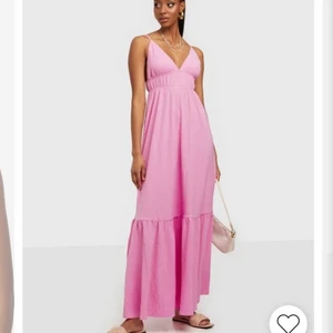 Super trendig rosa klänning  - Funderar på att sälja min ros klänning från Gina i strl S, slutsåld i S tror jag. Super snygg och perfekt till sommaren, säljer endast vid bra bud💗köpt för 499