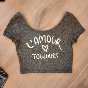 Croptop från H&M. Stl XS - Croptop från H&M! Sparsamt använd. Sitter bra och i fint skick! 🥰