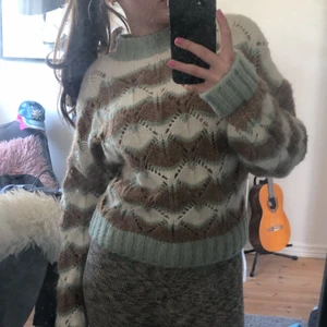 Stickad tröja  - Cool, mysig tröja från Zara i färgerna vit, brun och, mintblå/grön. Perfekt till hösten! Använd endast en gång och är i jättebra skick!💗 buda gärna i kommentarerna!