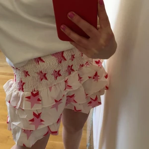 Kjol med stjärnor  - Supersöt kjol från loavies