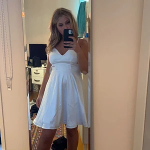 Studentklänning - En superfin klänning som passar perfekt till studenten! Helt ny från bubbleroom med alla prislappar kvar och inga skavanker alls. Säljer pga hitta en annan. Superfint silkestyg som inte alls är genomskinligt. Nypris är 899kr och slutsåld på hemsidan! 