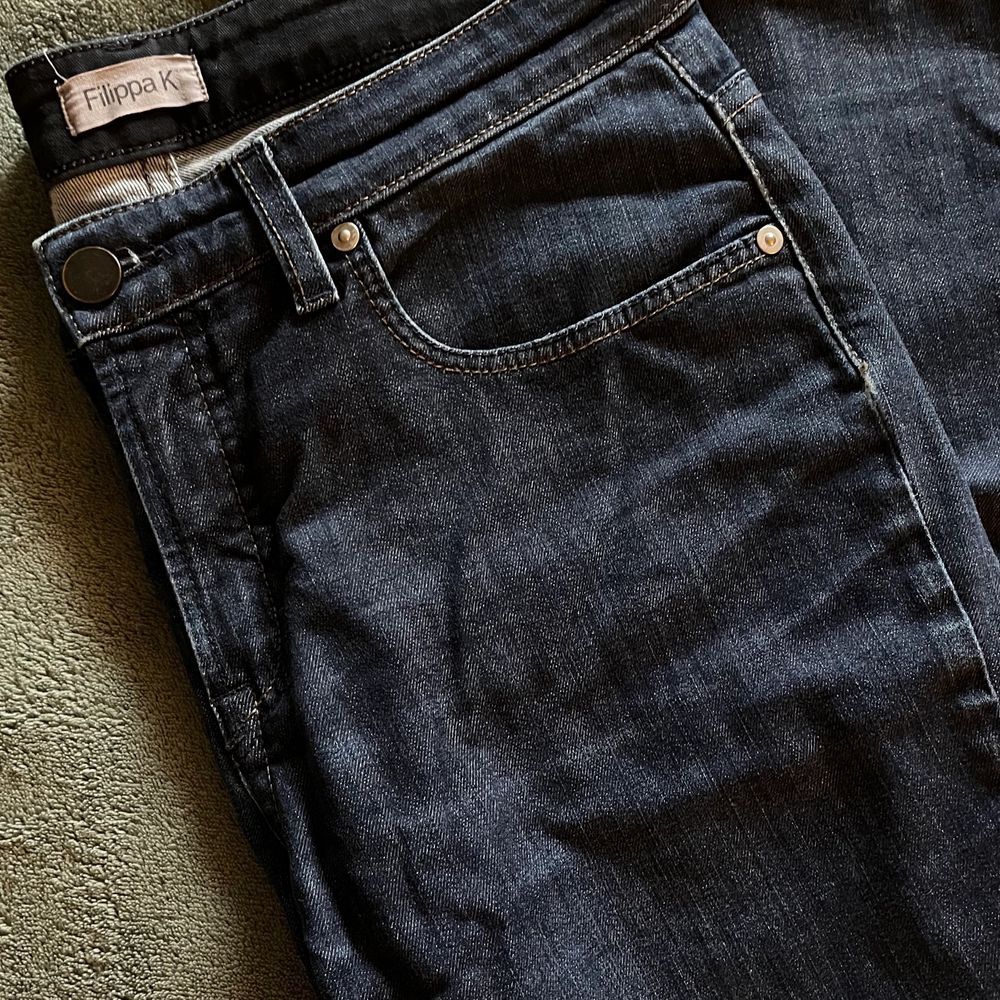 Säljer dessa otroligt snygga och trendiga lågmidjade jeansen från Filippa K. Modell: NIKI BLUE JEANS 🌷 Sitter helt perfekt och är i toppskick!! Längst ner vid båda fötterna finns två ljusare streck (tror det kan bero på strykning), men inget som påverkar jeansens skick i sig. . Jeans & Byxor.