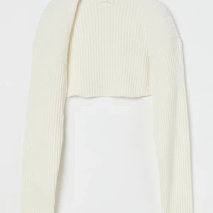 Hm kofta - Intressekoll på denna eftertraktade koftan i storlek S helt slut på hemsidan i alla storlekar upp till XL🤍 Endast använd ett fåtal gånger! Säljer endast vid bra bud! Buda privat, frakt tillkommer.