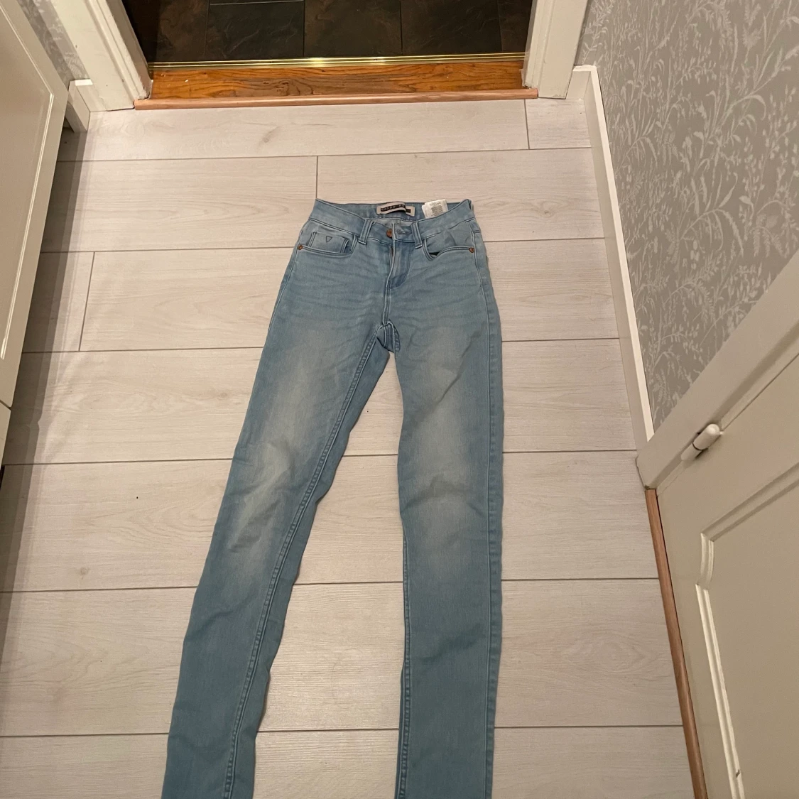 Blåa tajta jeans  - 90