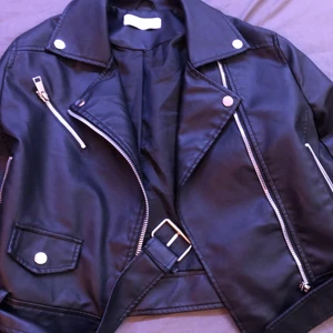 Skinnjacka - Säljer den eftersom den aldrig kommer till användning längre den har blivit använd ett fåtal gånger men den är fortfarande i jättebra kvalite. Inga skador eller repor