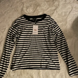 Randig tröja - Säljer då jag köpte den för ett tag sen men aldrig använt den, den är i storlek xs men är lite oversized så den kan passa en S oxå