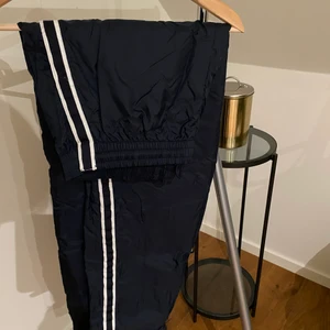 Popperpants  - Popperpants där knapparna går upp hela vägen. Saknar en knapp på ett av benen. Har dragsko i midjan. Sparsamt använda 