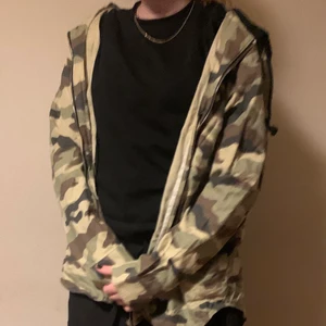 Militär färgat kofta - Militär mönstrad kofta med luva, funkar till olika kön, köparen står för frakt, kan mötas upp i Billinge eller Eslöv 