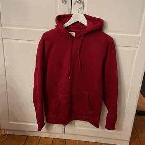 En cool mörkröd/röd hoodie köpt på carlings för ett par år sedan! Använd men i mycket bra skick! Säljs då den inte används längre.